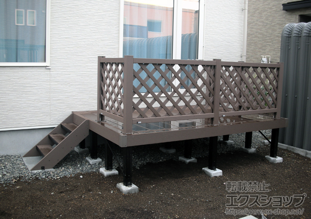 北海道千歳市ののウッドデッキ リウッドデッキ 200＋リウッドステップ5型 Hタイプ（3段）＋リウッドステップ5型 Hタイプ（3段）＋リウッドデッキフェンス 2型 ＜ラチス格子＞ 施工例