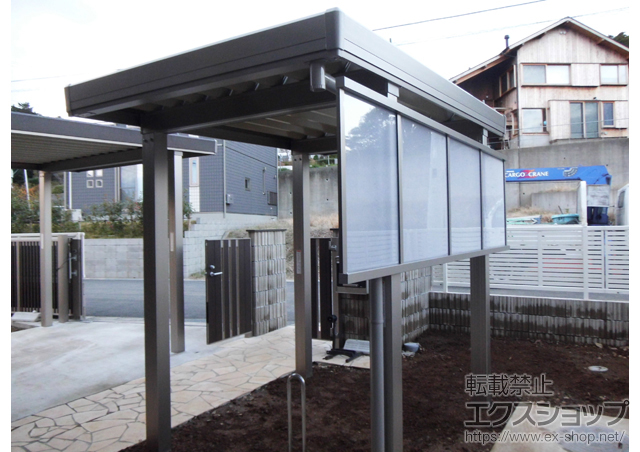 静岡県賀茂郡河津町のLIXIL リクシル（トステム）のカーポート テリオスポートIII 3000 小屋根タイプ 角柱4本仕様 積雪〜100cm対応＋サイドパネル(ポリカーボネート) 1段 施工例