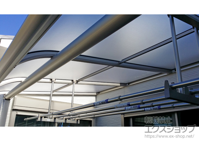 大阪府東大阪市ののバルコニー・ベランダ屋根 プレシオステラス R型 屋根タイプ 単体 積雪〜20cm対応＋吊り下げ式物干し 標準 2本入 施工例