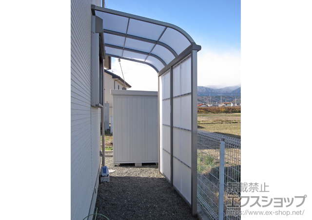 群馬県渋川市のLIXIL リクシル（トステム）のストックヤード サンクストックヤード R型 積雪50cm対応 波板タイプ スクリーン仕様 施工例