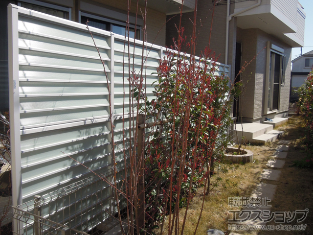 東京都三鷹市ののフェンス・柵 サニーブリーズフェンスS型 間仕切りタイプ ＜採光タイプ＞ 施工例