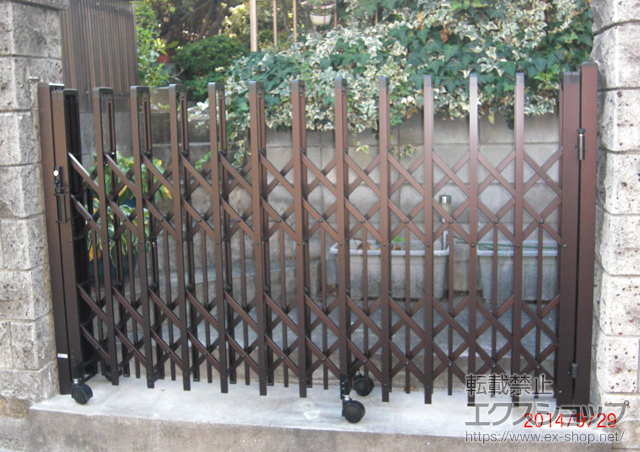 埼玉県所沢市ののカーゲート トリップゲート ペットガード型 ノンレール 片開き 23S 施工例