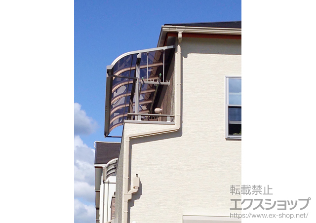 兵庫県川西市のLIXIL リクシル（トステム）のバルコニー・ベランダ屋根 ライザーテラスII R型 屋根タイプ 連棟 積雪〜20cm対応＋ライザーテラスII R型用吊り下げ物干し 標準(2本入り) 施工例