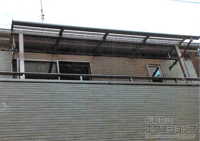 埼玉県朝霞市のLIXIL リクシル（トステム）のバルコニー・ベランダ屋根 ライザーテラスII R型 屋根タイプ 単体 積雪〜20cm対応＋吊り下げ物干し(2本入り) 施工例