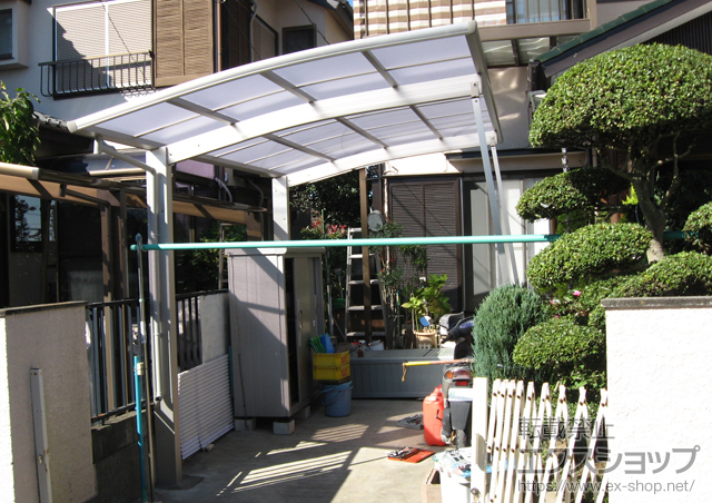 埼玉県鴻巣市ののカーポート プレシオスポート 積雪〜20cm対応＋着脱式補助柱(2本入り) 施工例