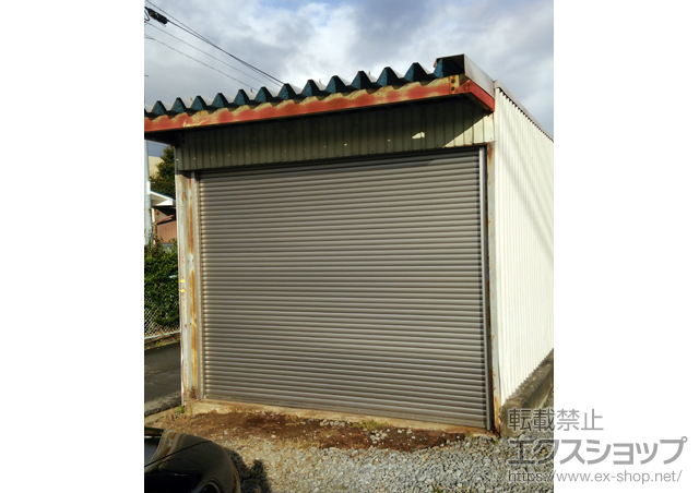 長野県佐久市のLIXIL リクシル（トステム）のガレージシャッター ガレージシャッタークワトロ 電動式 内部付タイプ ※外部停電時開閉機構仕様 施工例