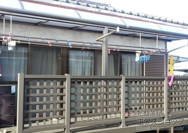 千葉県長生郡睦沢町ののテラス屋根、ウッドデッキ ライザーテラスII R型 テラスタイプ 連棟 積雪〜20cm対応＋吊下げ物干し 標準 ワイドタイプ 2本入 施工例