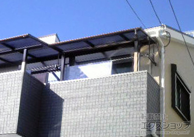 大阪府高槻市ののバルコニー・ベランダ屋根 ヴェクターテラス F型 屋根タイプ 単体 積雪〜20cm対応＋前面奥行違い用部材＋吊り下げ式物干し 標準 2本入×2 施工例
