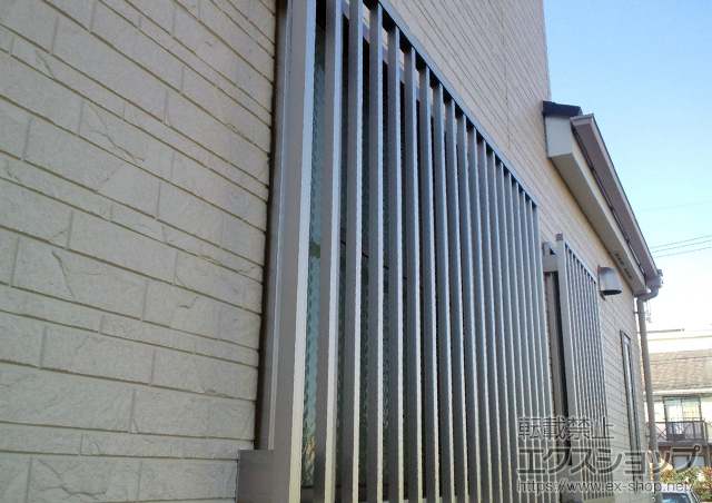 東京都世田谷区のLIXIL リクシル（トステム）の面格子・窓格子 高強度面格子 縦格子 施工例