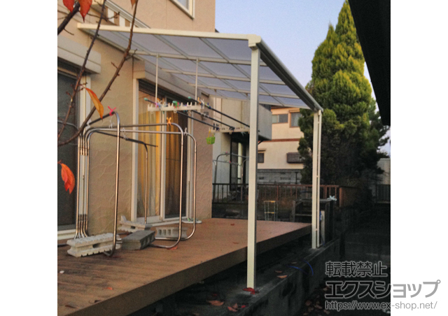 三重県名張市のLIXIL リクシル（トステム）のテラス屋根 ライザーテラスII F型 テラスタイプ 単体 積雪〜20cm対応＋吊り下げ物干し ワイド 標準 2本入 施工例