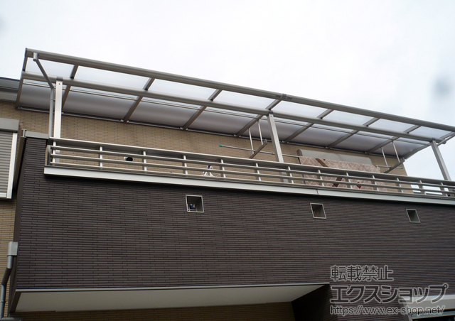 大阪府大阪狭山市ののバルコニー・ベランダ屋根 ヴェクターテラス F型 屋根タイプ 連棟 積雪〜20cm対応＋吊り下げ式物干し 施工例