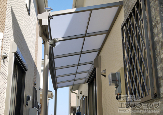 福岡県福岡市のLIXIL リクシル（トステム）のテラス屋根 ライザーテラスII F型 テラスタイプ 単体 積雪〜20cm対応 施工例