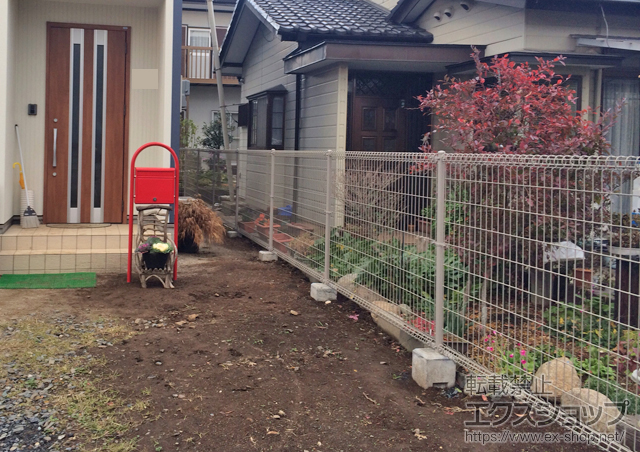 茨城県ひたちなか市ののフェンス・柵 メッシュフェンスM0 間仕切りタイプ 施工例