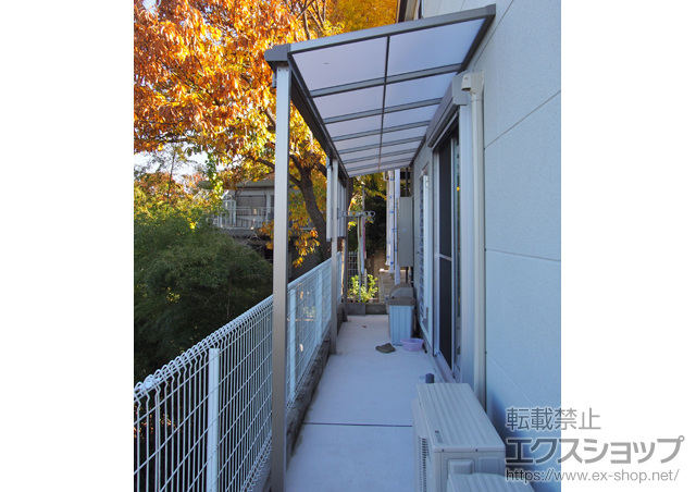 大阪府枚方市のLIXIL リクシル（トステム）のテラス屋根 ライザーテラスII F型 テラスタイプ 連棟 積雪〜20cm対応＋壁付け物干し（標準タイプ2本入り）＋前面スクリーン 施工例