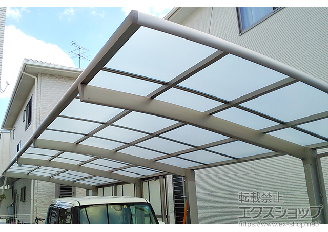 岡山県岡山市のLIXIL リクシル（トステム）のカーポート カーブポートシグマIII 縦連棟 積雪〜20cm対応＋サイドパネル＋着脱式サポート 標準柱用 1本入り×2セット 施工例