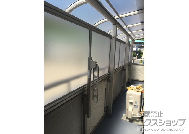 鹿児島県鹿児島市ののバルコニー・ベランダ屋根 ヴェクターテラス R型 屋根タイプ 連棟 積雪〜20cm対応＋前面パネル 柱奥行移動タイプ(躯体式バルコニー屋根用) 施工例