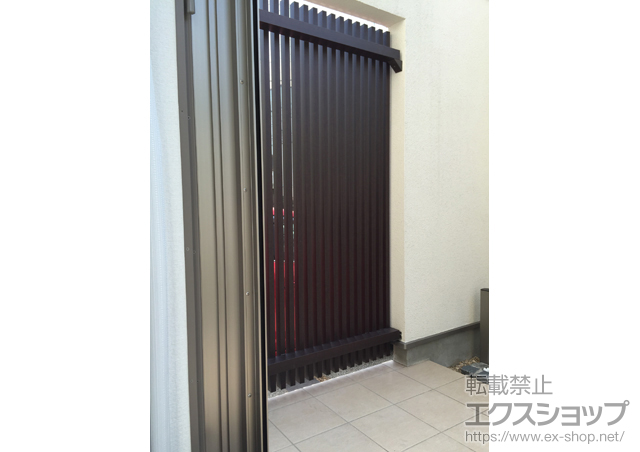 東京都大田区のLIXIL リクシル（トステム）のフェンス・柵 コートライン? 30×50 縦格子 縦貼り 壁内納まり 施工例