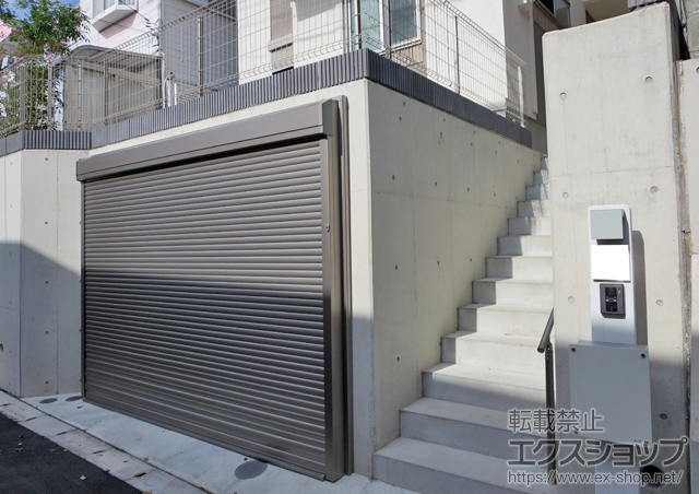 神奈川県横浜市のLIXIL リクシル（トステム）のガレージシャッター ガレージシャッタークワトロ 電動式 外部付タイプ 施工例