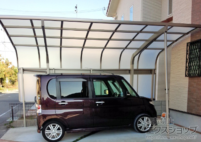 兵庫県たつの市のLIXIL リクシル（トステム）のカーポート テールポートシグマIII 積雪〜20cm対応＋サイドパネル＋着脱式サポート　ロング柱23用（1本入り2セット） 施工例