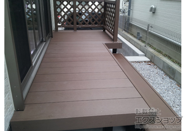 神奈川県横須賀市ののウッドデッキ リウッドデッキ 200＋部分段床セット 正面タイプ 1段＋リウッドデッキフェンス 2型 ＜ラチス格子＞ 施工例