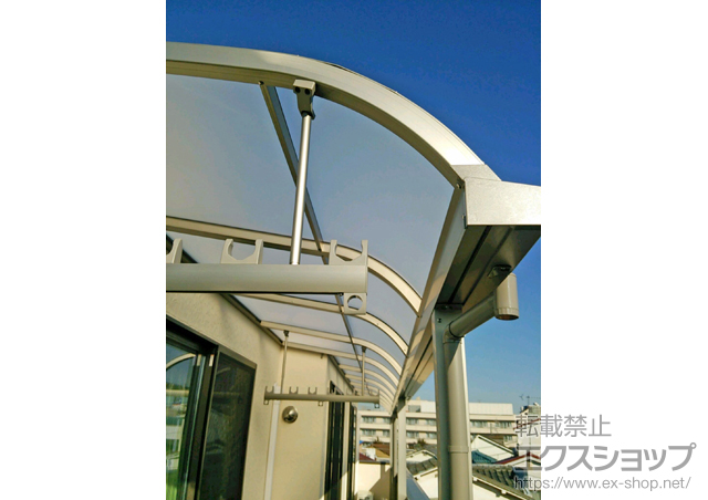 東京都足立区のLIXIL リクシル（トステム）のバルコニー・ベランダ屋根 ライザーテラスII R型 屋根タイプ 三連棟 積雪〜20cm対応＋吊り下げ物干し ワイド 標準2本入り 施工例