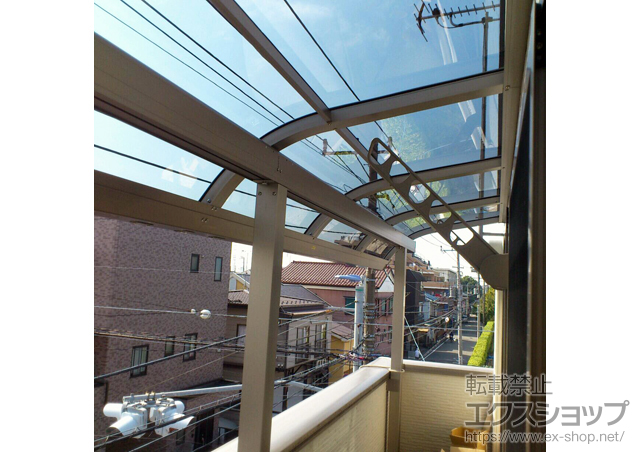 神奈川県川崎市のLIXIL リクシル（トステム）のバルコニー・ベランダ屋根 ライザーテラスII R型 屋根タイプ 連棟 積雪〜20cm対応＋収納式物干し2本入り 施工例