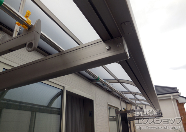 大阪府枚方市のLIXIL リクシル（トステム）のバルコニー・ベランダ屋根 ライザーテラスII R型 ルーフタイプ 単体 積雪〜20cm対応 施工例