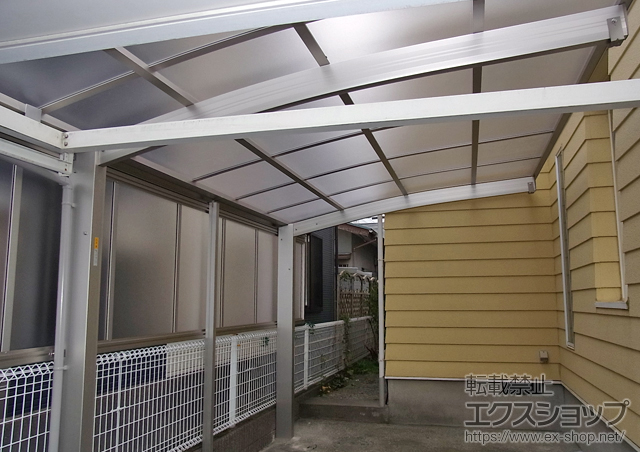 神奈川県厚木市ののカーポート レイナポートグラン　積雪〜20cm対応＋屋根ふき材補強部品（1セット）＋着脱式サポート（2本入り）＋サイドパネル 施工例