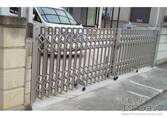 群馬県前橋市ののカーゲート レイオス3型(ペットガード) ノンレール 両開き 30-30W 施工例