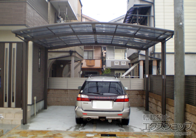 大阪府東大阪市のLIXIL リクシル（トステム）のカーポート カーブポートシグマIII ワイド 積雪〜20cm対応 施工例