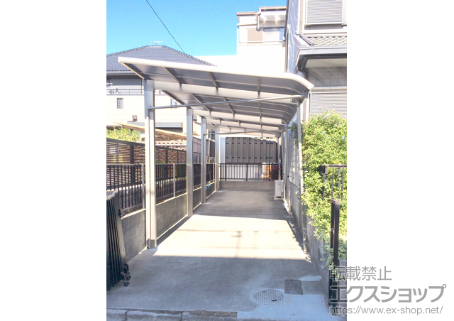愛知県名古屋市のLIXIL リクシル（トステム）のカーポート レガーナポートシグマIII 縦連棟 耐風圧強度仕様 積雪〜30cm対応　雨樋あり 施工例