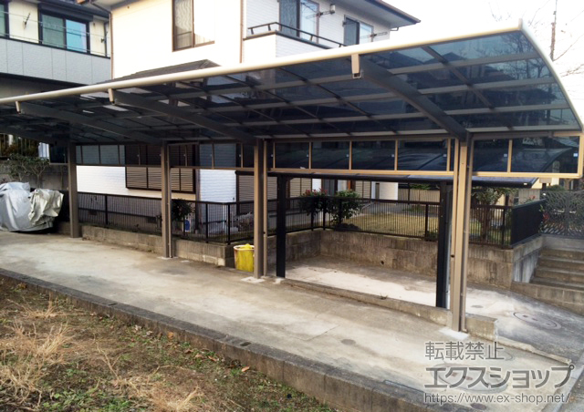 東京都町田市のLIXIL リクシル（トステム）のカーポート カーブポートシグマIII 縦連棟 積雪〜20cm対応＋着脱式サポート　ロング柱23仕様用　1本入り×4セット＋サイドパネル 施工例