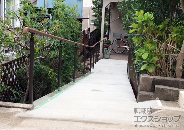 神奈川県横浜市のLIXIL リクシル(新日軽)の手すり 歩行者用補助手すり UD手すり[上部笠木1段仕様] 施工例