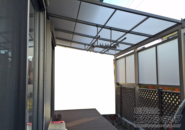 神奈川県大和市のLIXIL リクシル（トステム）のテラス屋根 ライザーテラスII Ｆ型 テラスタイプ 単体 積雪〜20cm対応＋前面スクリーン1段＋吊り下げ物干し 標準2本入り 施工例