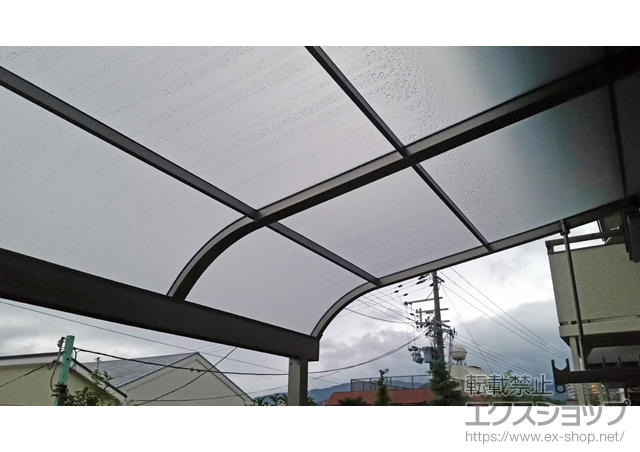 兵庫県西宮市のLIXIL リクシル（トステム）のテラス屋根 ライザーテラスII R型 テラスタイプ 単体 積雪〜20cm対応＋ライザーテラスII R型用 吊り下げ物干し 標準 (2本入り) 施工例