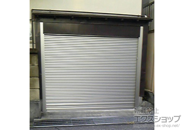 静岡県静岡市のLIXIL リクシル（トステム）のガレージシャッター ガレージシャッタークワトロ 電動式 内部付タイプ ※外部停電時開閉機構 施工例