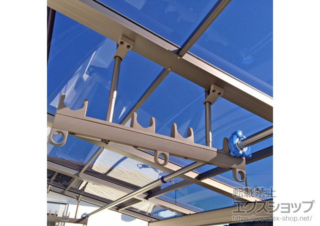 東京都調布市のLIXIL リクシル（トステム）のバルコニー・ベランダ屋根 パワーアルファ F型 屋根タイプ 単体 積雪〜30cm対応＋吊り下げ物干し 施工例