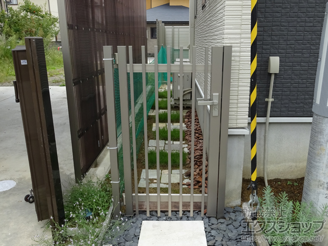 福島県会津若松市のの門扉 アーキカットAタイプ 片開き　埋込施工用柱使用 施工例