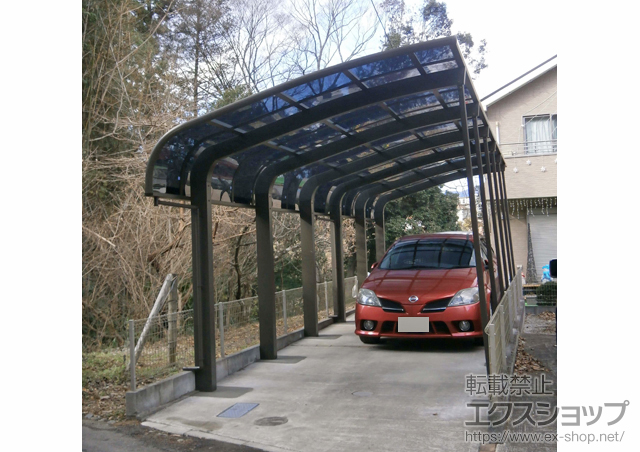 東京都青梅市のLIXIL リクシル（トステム）のカーポート テールポートシグマIII 1500 縦連棟 積雪〜50cm対応＋固定式サポートＳ ロング柱23用1本入り×6本＋落雪カバー 施工例