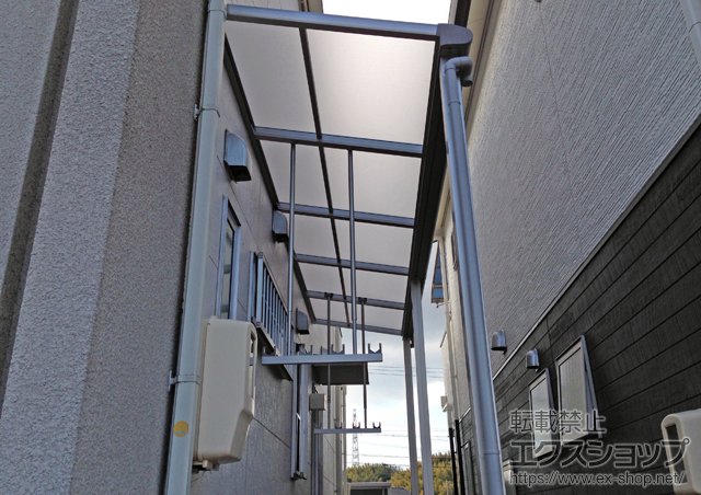 愛知県知多市ののテラス屋根 プレシオステラス F型 テラスタイプ 連棟 積雪〜20cm対応＋吊り下げ式物干し＋ロング 吊り下げ式物干し(2本入り) 施工例