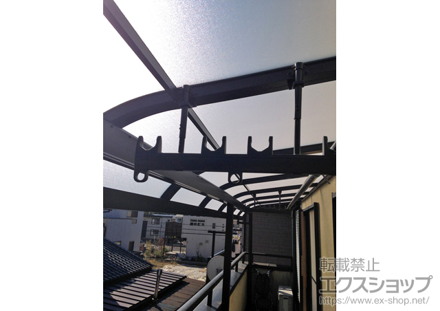 千葉県野田市のLIXIL リクシル（トステム）のバルコニー・ベランダ屋根 ライザーテラスII R型 屋根タイプ 連棟 積雪〜20cm対応＋吊り下げ式物干し 標準2本入り 施工例