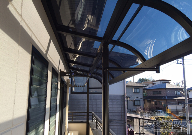 栃木県宇都宮市のLIXIL リクシル（トステム）のバルコニー・ベランダ屋根 ライザーテラスII R型 屋根タイプ 連棟 積雪〜20cm対応 施工例