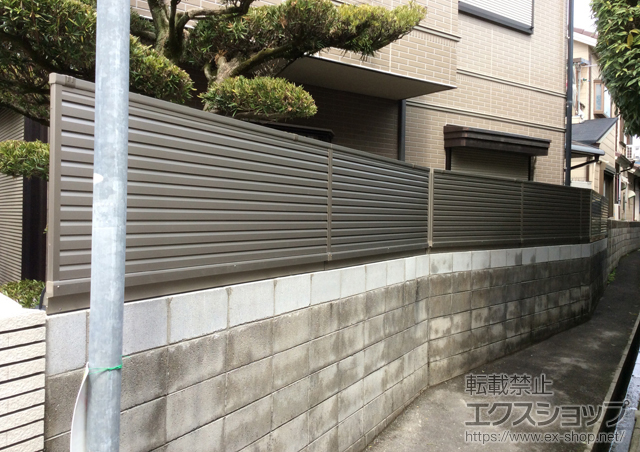 大阪府四條畷市ののフェンス・柵 レスティナフェンス5型 自由柱施工＋フェンス下すき間隠し 施工例