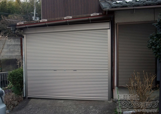滋賀県米原市のLIXIL リクシル（トステム）のガレージシャッター ガレージシャッタークワトロ 手動式 外部付タイプ 施工例