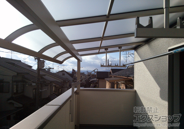 京都府宇治市ののバルコニー・ベランダ屋根 ヴェクターテラス R型 屋根タイプ 単体 積雪〜20cm対応＋物干しセット 吊り下げ式 標準 2本入り×1セット 施工例
