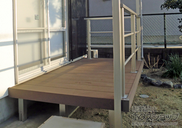 大阪府堺市ののウッドデッキ リウッドデッキ 200＋シンプルモダンデッキフェンス 2型＜横格子2本タイプ＞ 施工例