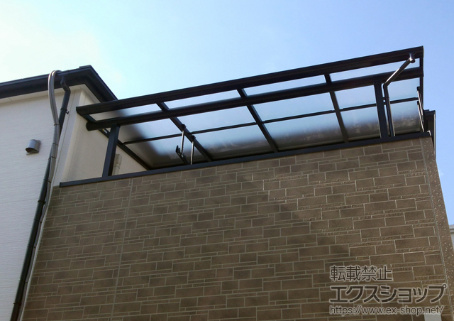大阪府豊中市ののバルコニー・ベランダ屋根 プレシオステラス F型 屋根タイプ 単体 積雪〜20cm対応＋吊り下げ物干し 標準2本入り×1 施工例
