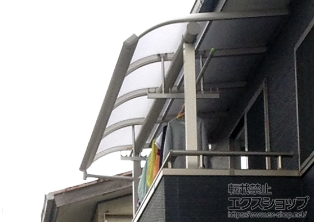 大阪府河内長野市ののバルコニー・ベランダ屋根 ヴェクターテラス R型 屋根タイプ 単体 積雪〜20cm対応＋物干しセット 吊り下げ式 標準 2本入り×1セット 施工例