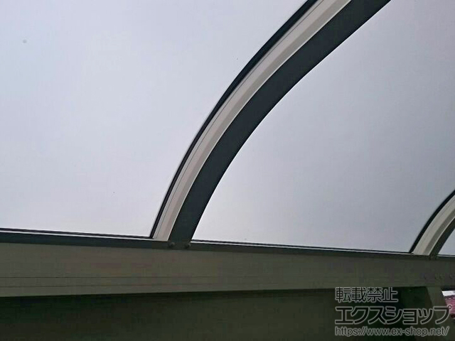 東京都府中市ののバルコニー・ベランダ屋根 ヴェクターテラス R型 屋根タイプ 連棟 積雪〜20cm対応＋屋根妻パネル×1/側面パネル×1/側面パネル隙間隠し×1/前面パネル/前面パネル隙間隠し/水平式物干し 施工例