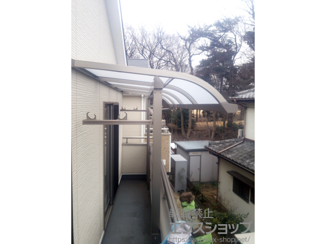 埼玉県上尾市のLIXIL リクシル（トステム）のバルコニー・ベランダ屋根 ライザーテラスII R型 屋根タイプ 単体 積雪〜20cm対応 施工例